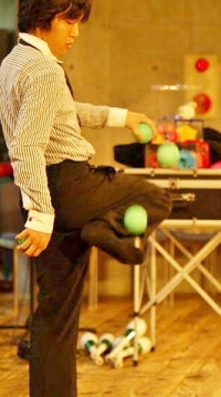 大道芸フェスティバルinプレ葉ウォーク浜北　足技ボールジャグリングの魔術師　「ジャグラー賢太郎」